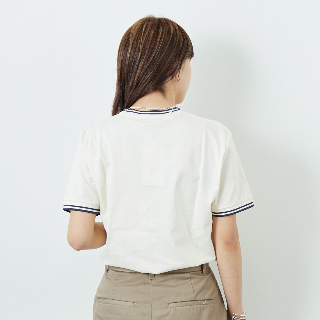 FRED PERRY [フレッドペリー] ツインティップTシャツ [M1588] Y24 ECRU/T &&モデル身長：167cm 着用サイズ：S&&
