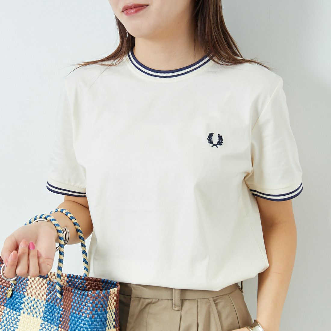 FRED PERRY [フレッドペリー] ツインティップTシャツ [M1588] Y24 ECRU/T &&モデル身長：167cm 着用サイズ：S&&