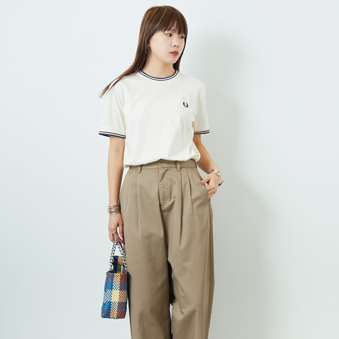 FRED PERRY [フレッドペリー] ツインティップTシャツ [M1588] Y24 ECRU/T &&モデル身長：167cm 着用サイズ：S&&