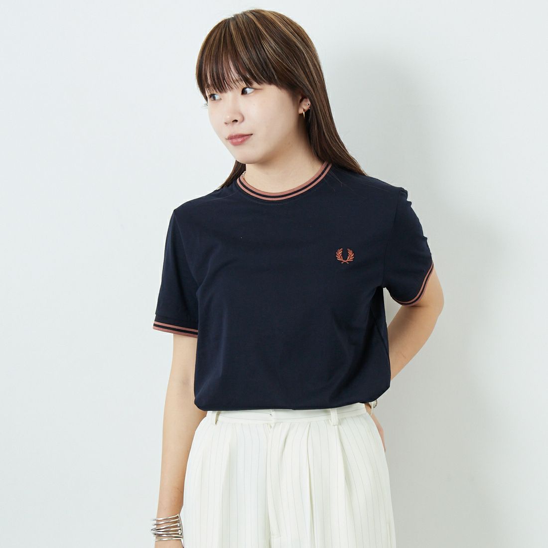 FRED PERRY [フレッドペリー] ツインティップTシャツ [M1588] Y31 NAVY/C &&モデル身長：167cm 着用サイズ：S&&