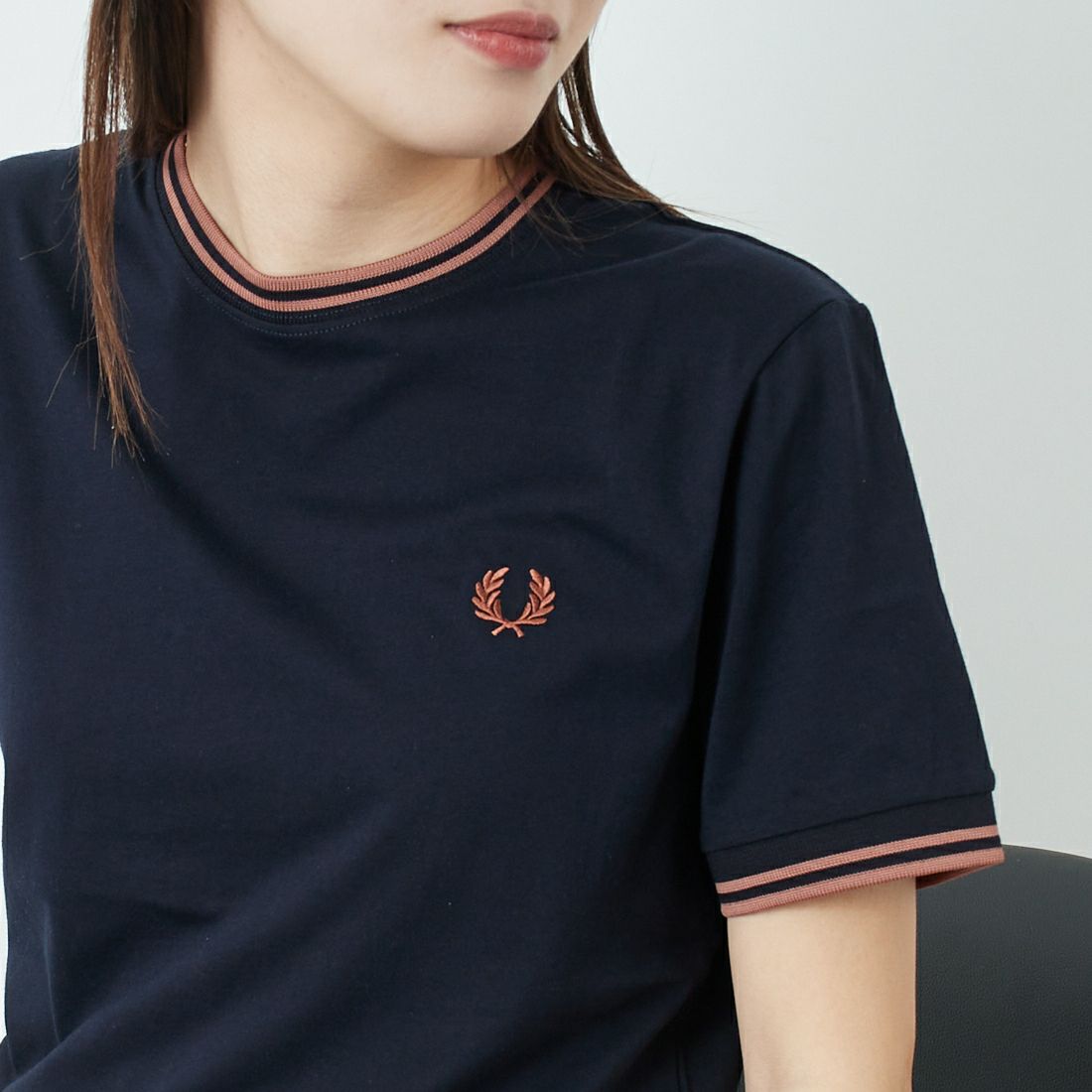 FRED PERRY [フレッドペリー] ツインティップTシャツ [M1588] Y31 NAVY/C &&モデル身長：167cm 着用サイズ：S&&