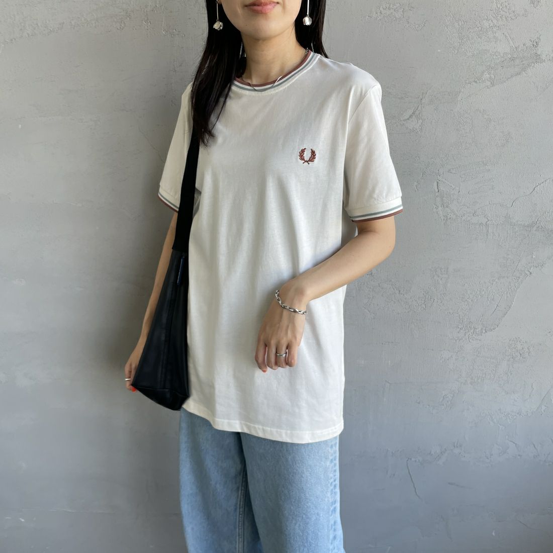 FRED PERRY [フレッドペリー] ツインティップTシャツ [M1588] Y20 LECR/S &&モデル身長：160cm 着用サイズ：S&&