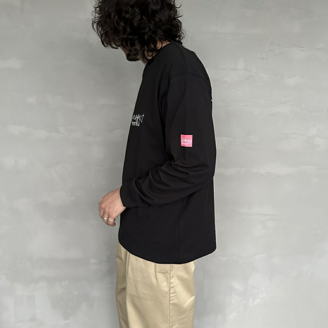 MANHATTAN PORTAGE [マンハッタンポーテージ] 別注 手描き風バックプリントTシャツ [24SSMP-IN50-JF] BLACK &&モデル身長：173cm 着用サイズ：M&&