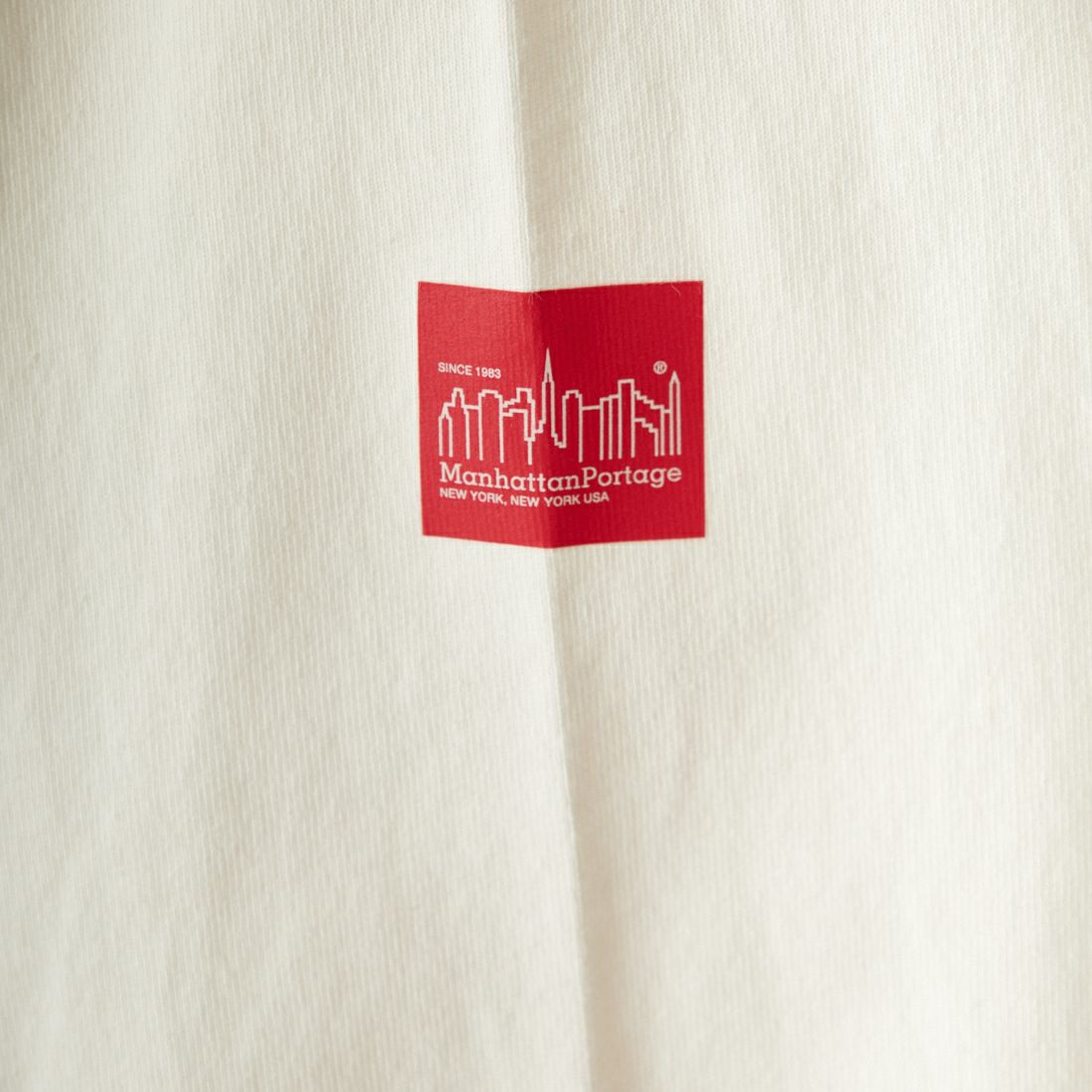 MANHATTAN PORTAGE [マンハッタンポーテージ] 別注 手描き風バックプリントTシャツ [24SSMP-IN50-JF] WHITE
