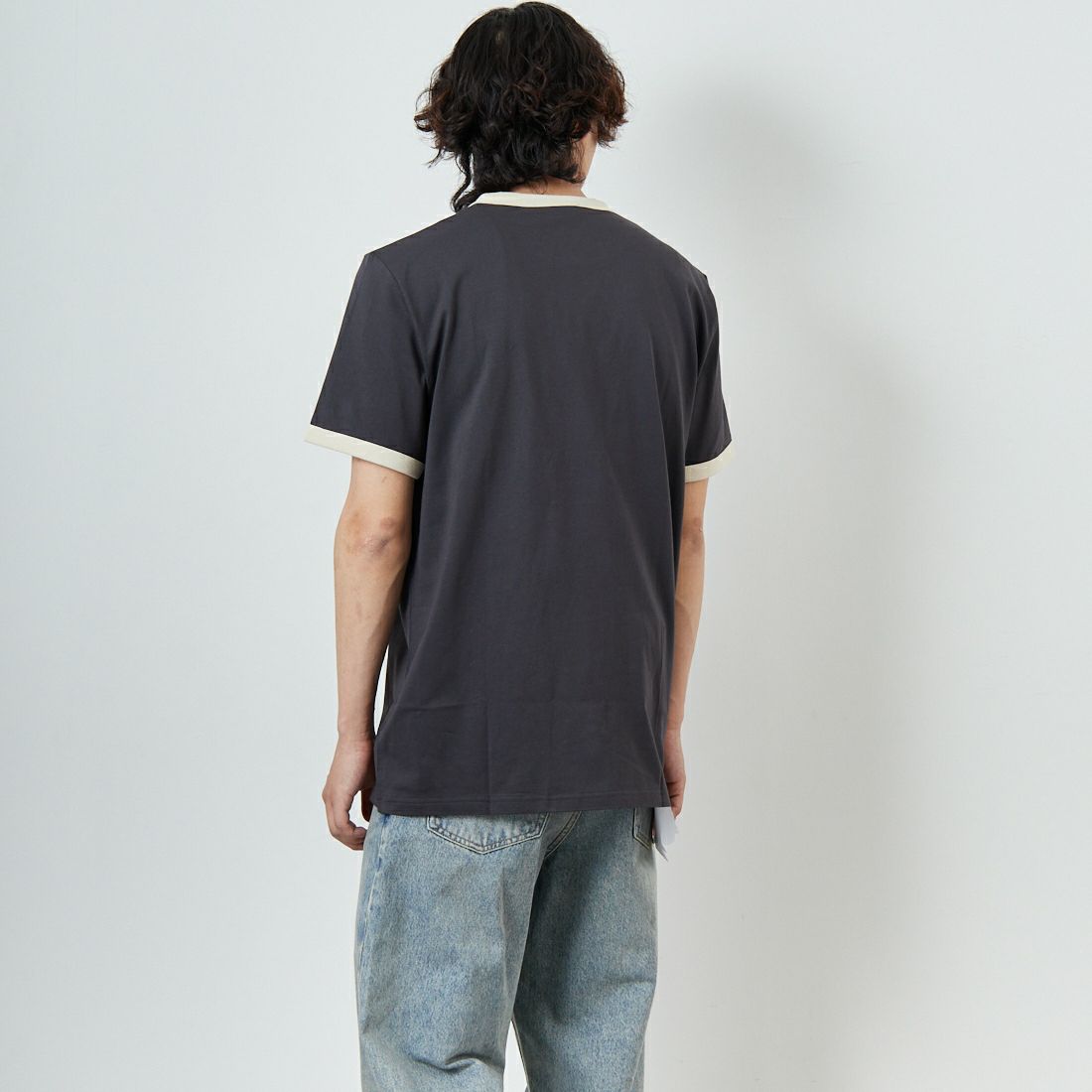 FRED PERRY [フレッドペリー] 別注 ワンポイントロゴ刺繍 ショートスリーブ リンガーTシャツ [M3519-JF]GRY/OAT&&モデル身長：179cm 着用サイズ：L&&