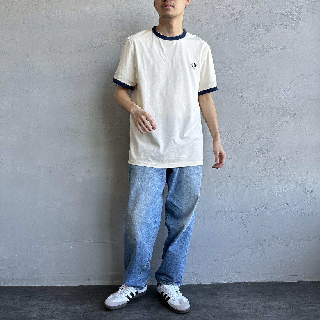 FRED PERRY [フレッドペリー] 別注 ワンポイントロゴ刺繍 ショートスリーブ リンガーTシャツ [M3519-JF] ECR/BLU&&モデル身長：168cm 着用サイズ：L&&
