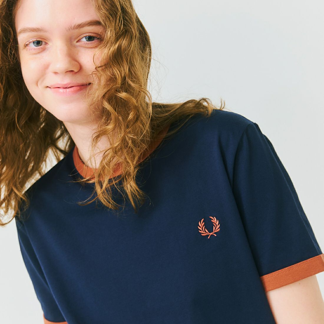 FRED PERRY [フレッドペリー] 別注 ワンポイントロゴ刺繍 ショートスリーブ リンガーTシャツ [M3519-JF] NAV/BRN