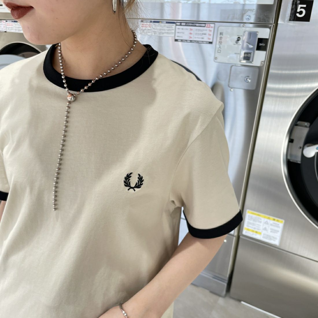 FRED PERRY [フレッドペリー] 別注 ワンポイントロゴ刺繍 ショートスリーブ リンガーTシャツ [M3519-JF] T04 OAT/BK&&モデル身長：156cm　着用サイズ：S&&