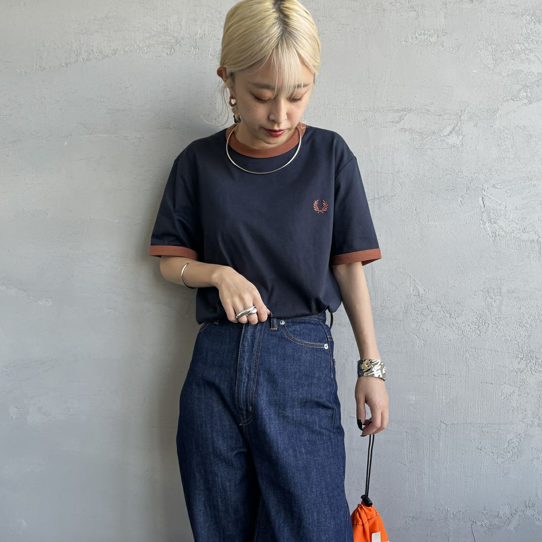 FRED PERRY [フレッドペリー] 別注 ワンポイントロゴ刺繍 ショートスリーブ リンガーTシャツ [M3519-JF] NAV/BRN &&モデル身長：150cm 着用サイズ：S&&