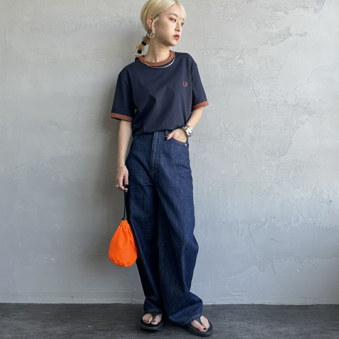 FRED PERRY [フレッドペリー] 別注 ワンポイントロゴ刺繍 ショートスリーブ リンガーTシャツ [M3519-JF] NAV/BRN &&モデル身長：150cm 着用サイズ：S&&
