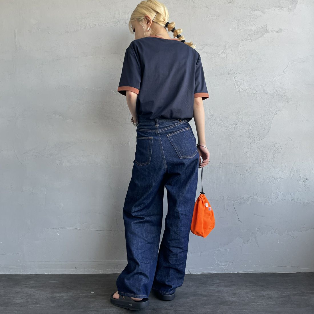 FRED PERRY [フレッドペリー] 別注 ワンポイントロゴ刺繍 ショートスリーブ リンガーTシャツ [M3519-JF] NAV/BRN &&モデル身長：150cm 着用サイズ：S&&