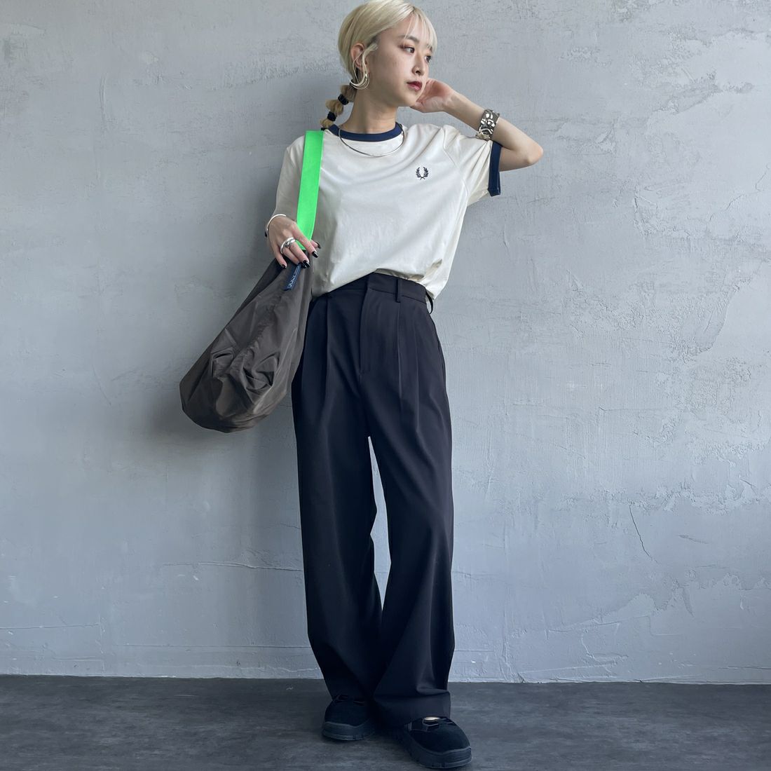 FRED PERRY [フレッドペリー] 別注 ワンポイントロゴ刺繍 ショートスリーブ リンガーTシャツ [M3519-JF]  ECR/BLU &&モデル身長：150cm 着用サイズ：S&&
