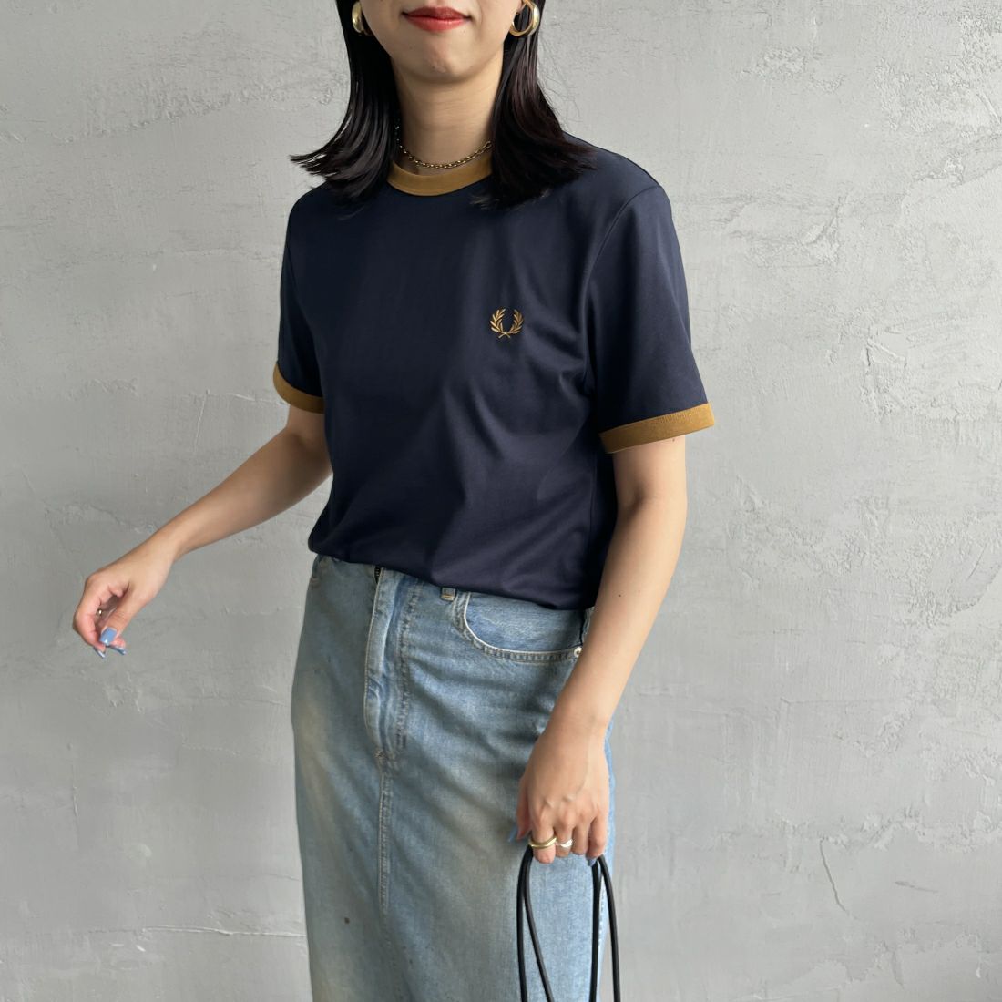 FRED PERRY [フレッドペリー] 別注 ワンポイントロゴ刺繍 ショートスリーブ リンガーTシャツ [M3519-JF] R63 NVY/DA &&モデル身長：163cm 着用サイズ：XS&&