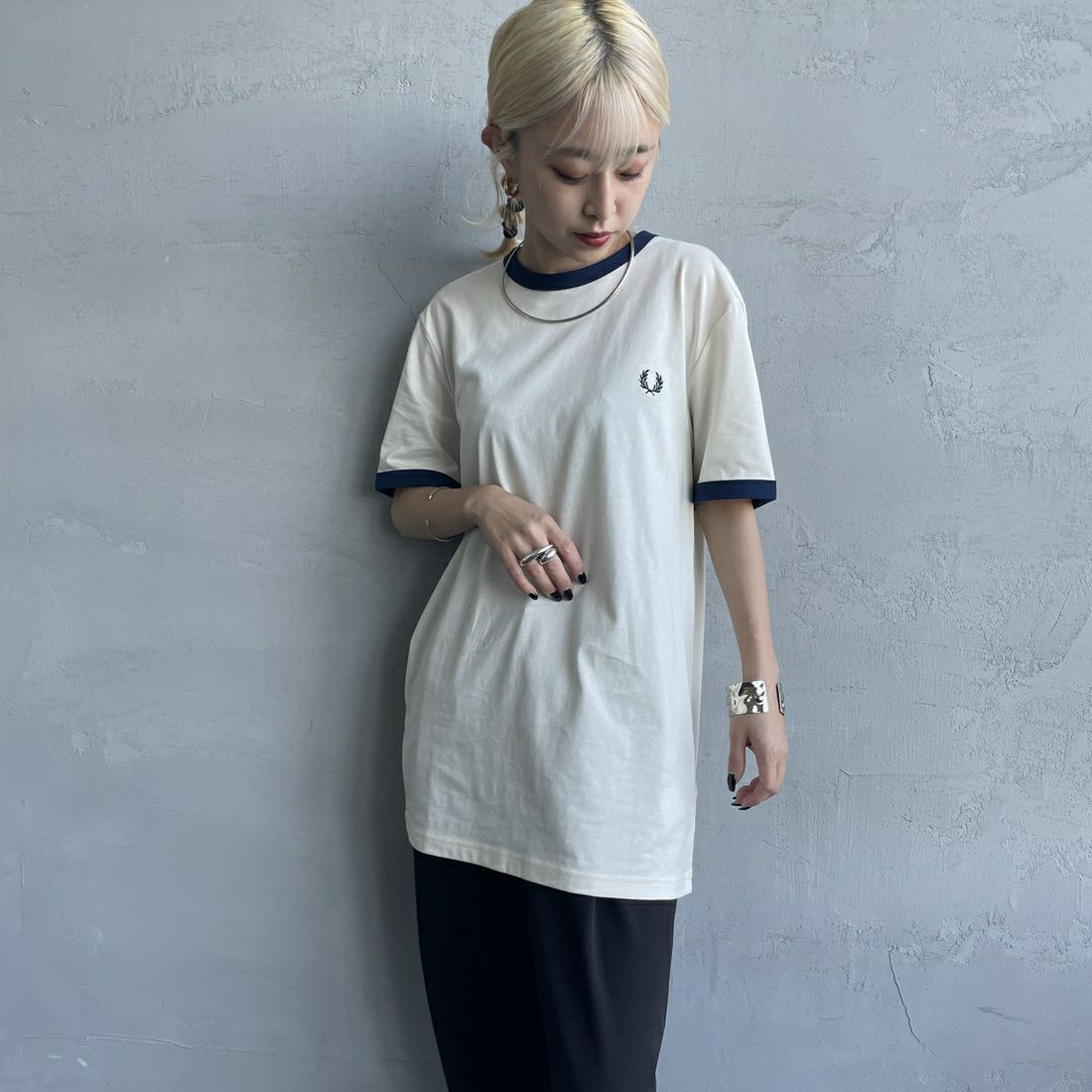 FRED PERRY [フレッドペリー] 別注 ワンポイントロゴ刺繍 ショートスリーブ リンガーTシャツ [M3519-JF]  ECR/BLU &&モデル身長：150cm 着用サイズ：S&&