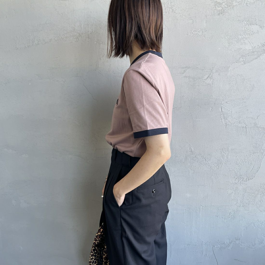 FRED PERRY [フレッドペリー] 別注 ワンポイントロゴ刺繍 ショートスリーブ リンガーTシャツ [M3519-JF] PNK/NVY &&モデル身長：158cm 着用サイズ：S&&