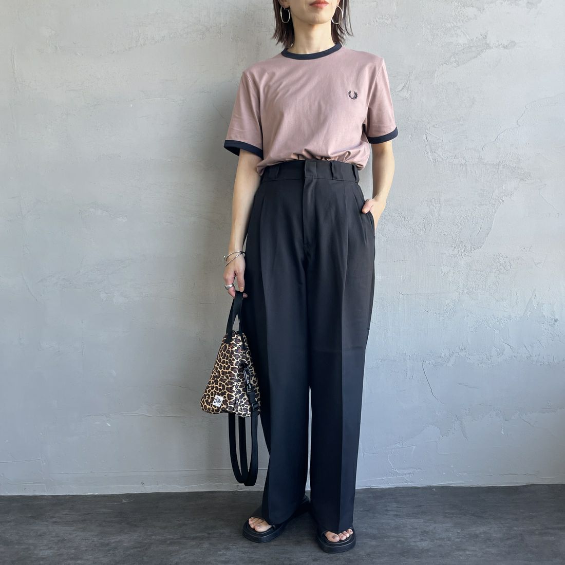 FRED PERRY [フレッドペリー] 別注 ワンポイントロゴ刺繍 ショートスリーブ リンガーTシャツ [M3519-JF] PNK/NVY &&モデル身長：158cm 着用サイズ：S&&