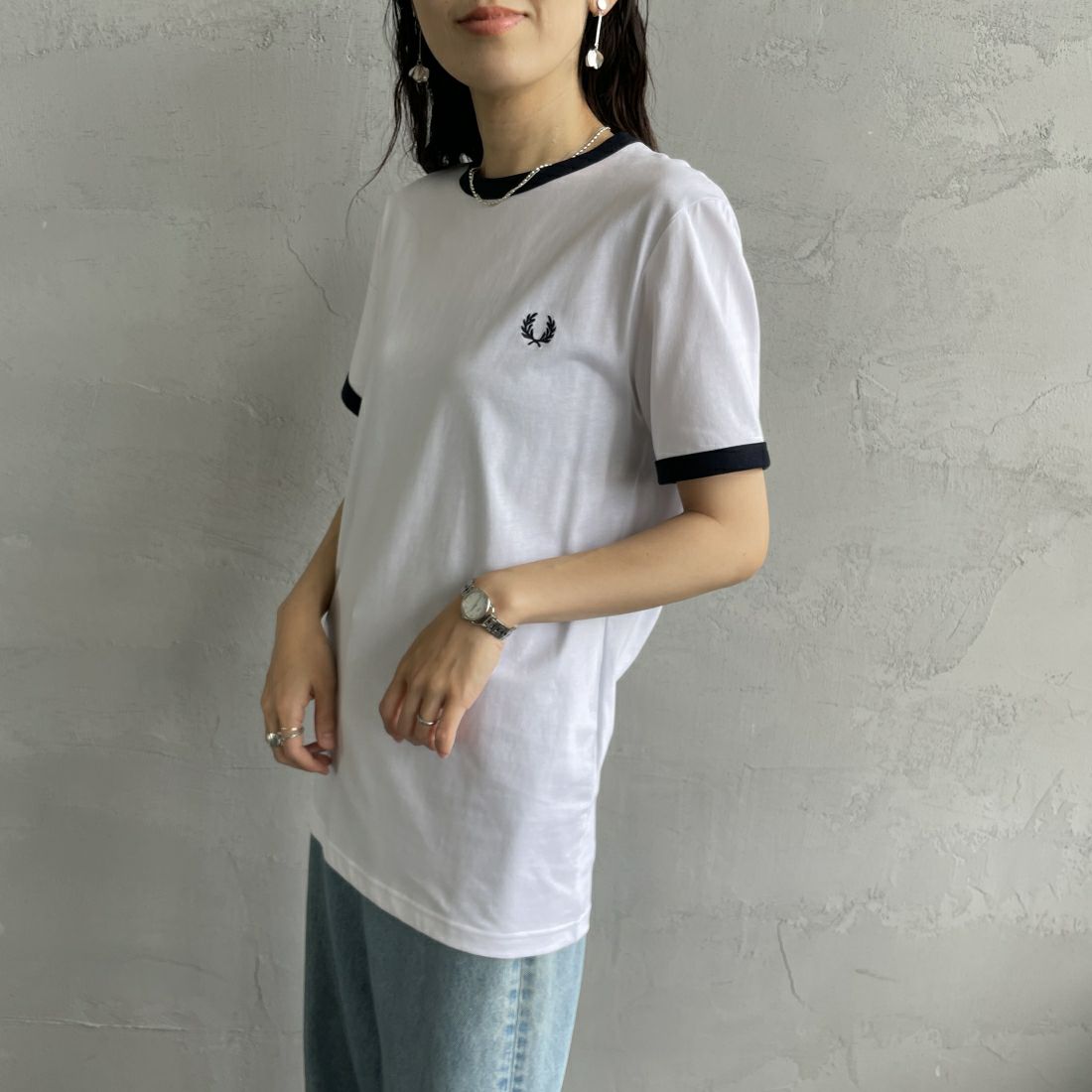 FRED PERRY [フレッドペリー] 別注 ワンポイントロゴ刺繍 ショートスリーブ リンガーTシャツ [M3519-JF] 567 WHT/NV &&モデル身長：160cm 着用サイズ：XS&&