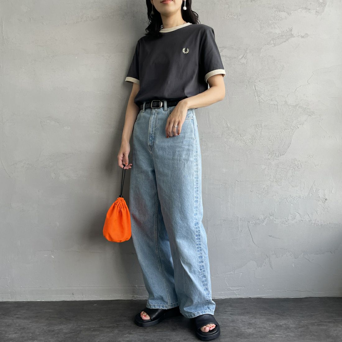 FRED PERRY [フレッドペリー] 別注 ワンポイントロゴ刺繍 ショートスリーブ リンガーTシャツ [M3519-JF] GRY/OAT &&モデル身長：160cm 着用サイズ：S&&