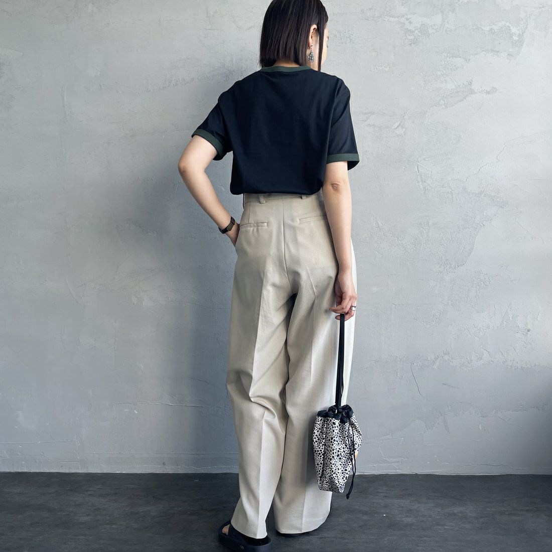 FRED PERRY [フレッドペリー] 別注 ワンポイントロゴ刺繍 ショートスリーブ リンガーTシャツ [M3519-JF] BLK/GRN &&モデル身長：159cm 着用サイズ：S&&