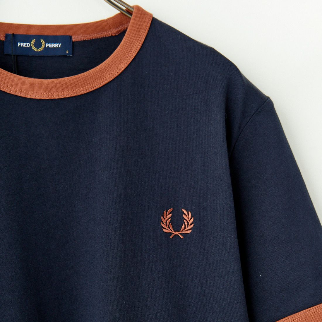FRED PERRY [フレッドペリー] 別注 ワンポイントロゴ刺繍 ショートスリーブ リンガーTシャツ [M3519-JF] NAV/BRN