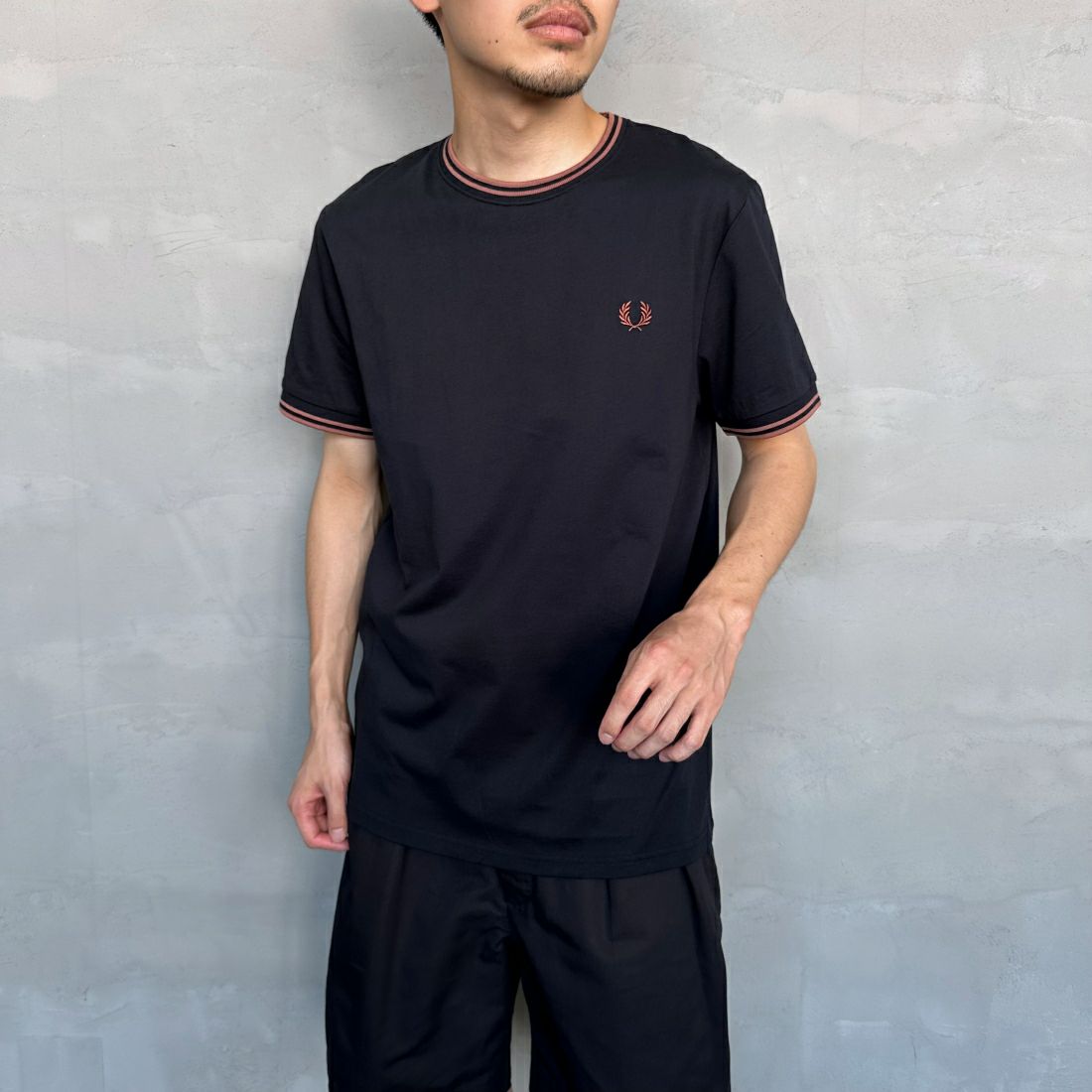 FRED PERRY [フレッドペリー] ツインティップTシャツ [M1588] Y31 NAVY/C &&モデル身長：168cm 着用サイズ：M&&