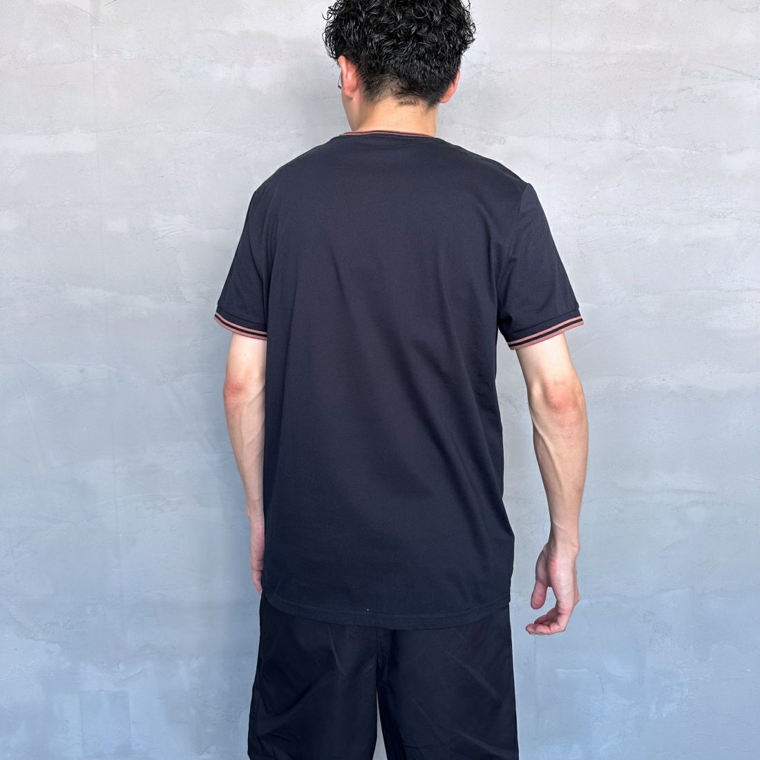 FRED PERRY [フレッドペリー] ツインティップTシャツ [M1588] Y31 NAVY/C &&モデル身長：168cm 着用サイズ：M&&