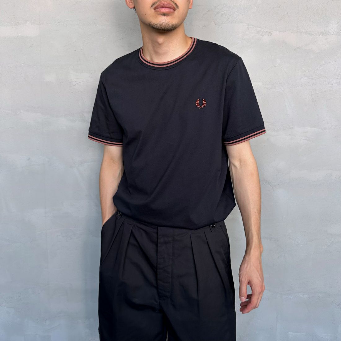 FRED PERRY [フレッドペリー] ツインティップTシャツ [M1588] Y31 NAVY/C &&モデル身長：168cm 着用サイズ：M&&