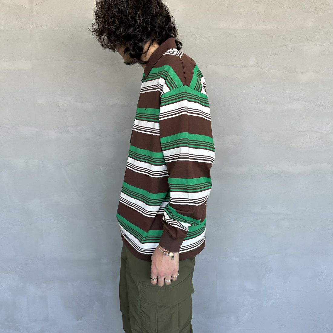 UNIVERSAL OVERALL [ユニバーサルオーバーオール] 別注 ロングスリーブ ボーダーポロシャツ [U2411284IN-JF] BRN BORDER &&モデル身長：173cm 着用サイズ：L&&