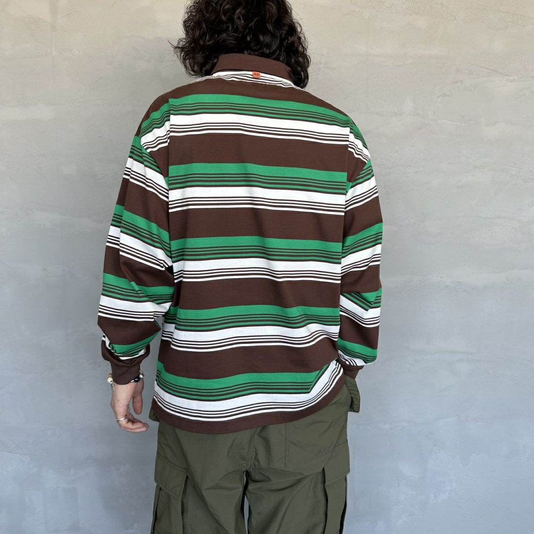 UNIVERSAL OVERALL [ユニバーサルオーバーオール] 別注 ロングスリーブ ボーダーポロシャツ [U2411284IN-JF] BRN BORDER &&モデル身長：173cm 着用サイズ：L&&