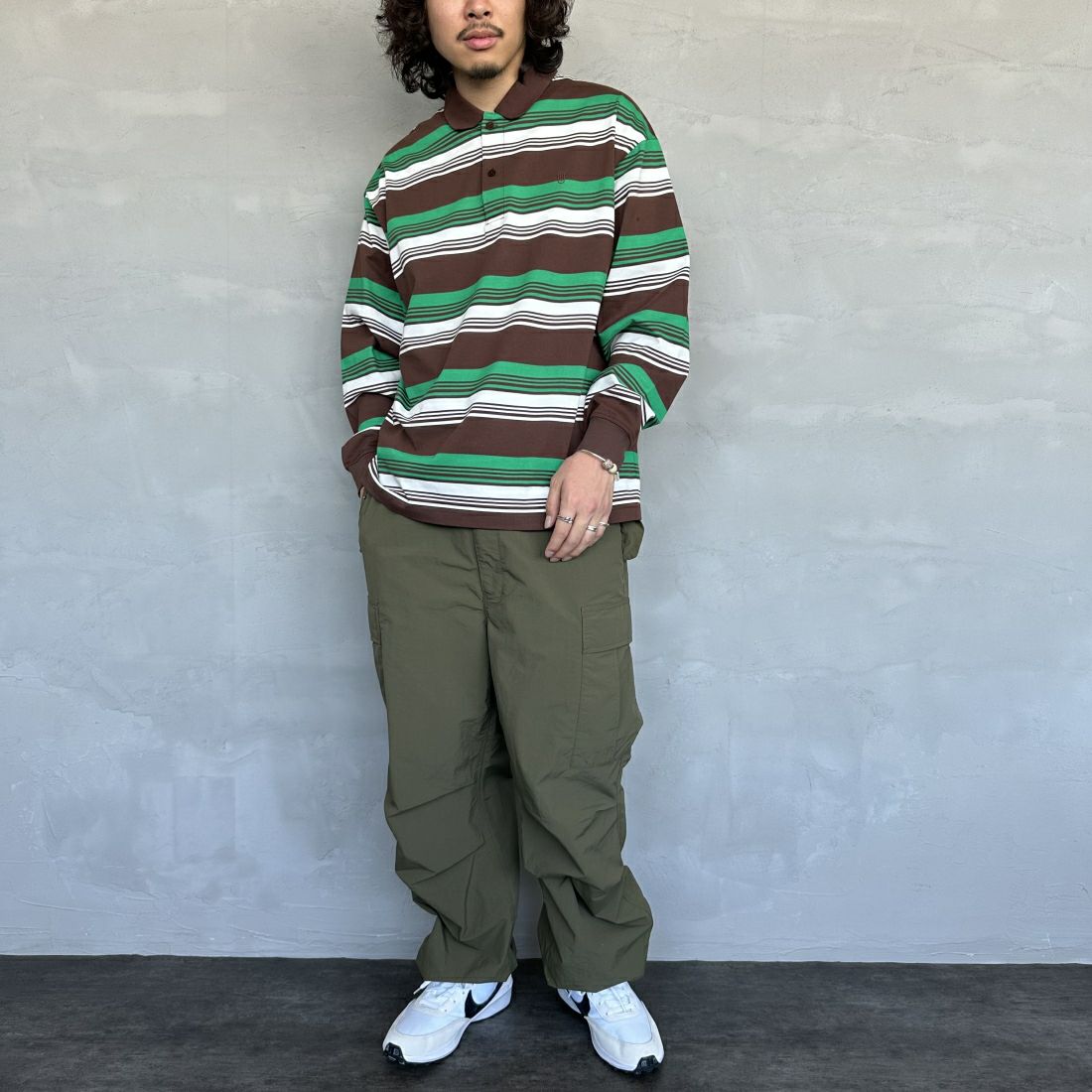 UNIVERSAL OVERALL [ユニバーサルオーバーオール] 別注 ロングスリーブ ボーダーポロシャツ [U2411284IN-JF] BRN BORDER &&モデル身長：173cm 着用サイズ：L&&