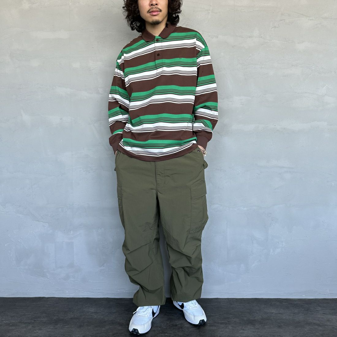 UNIVERSAL OVERALL [ユニバーサルオーバーオール] 別注 ロングスリーブ ボーダーポロシャツ [U2411284IN-JF] BRN BORDER &&モデル身長：173cm 着用サイズ：L&&