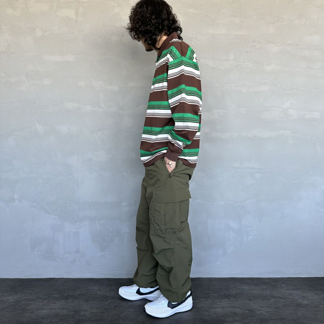 UNIVERSAL OVERALL [ユニバーサルオーバーオール] 別注 ロングスリーブ ボーダーポロシャツ [U2411284IN-JF] BRN BORDER &&モデル身長：173cm 着用サイズ：L&&