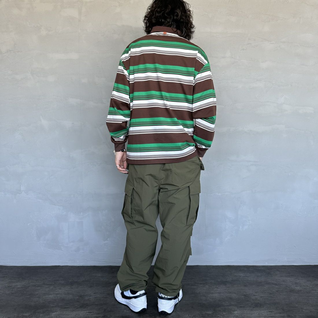 UNIVERSAL OVERALL [ユニバーサルオーバーオール] 別注 ロングスリーブ ボーダーポロシャツ [U2411284IN-JF] BRN BORDER &&モデル身長：173cm 着用サイズ：L&&