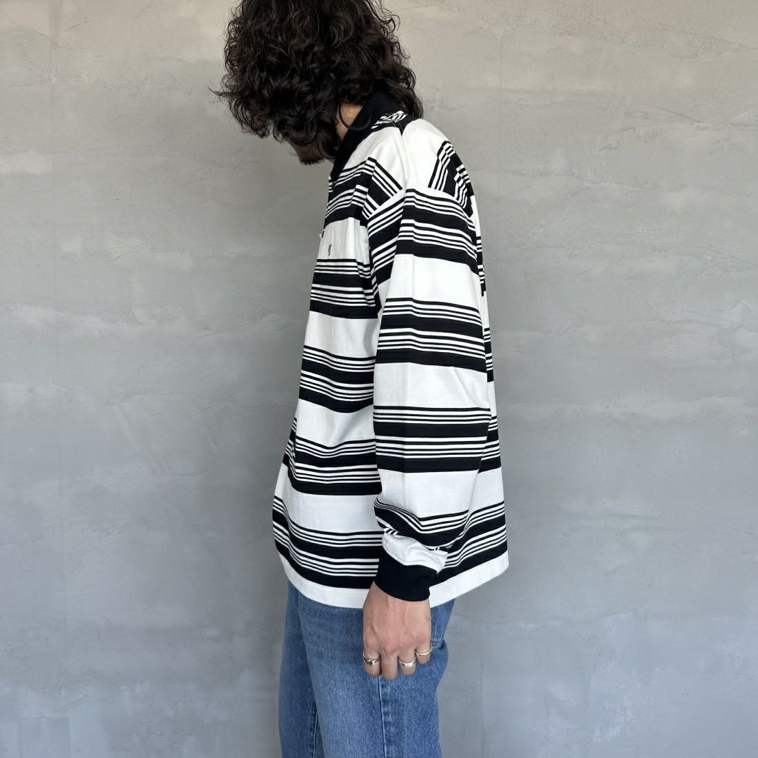 UNIVERSAL OVERALL [ユニバーサルオーバーオール] 別注 ロングスリーブ ボーダーポロシャツ [U2411284IN-JF] WHT BORDER &&モデル身長：173cm 着用サイズ：L&&