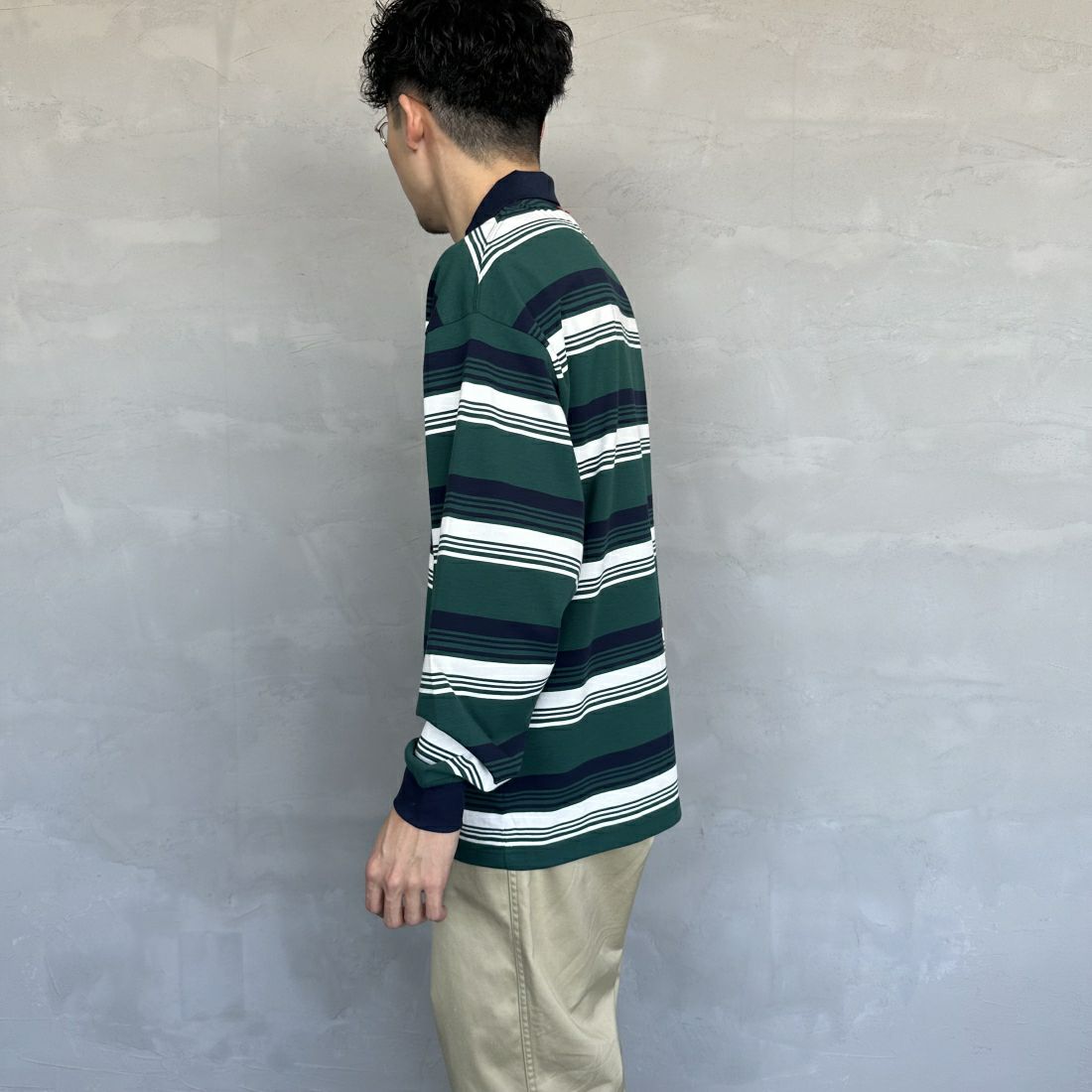 UNIVERSAL OVERALL [ユニバーサルオーバーオール] 別注 ロングスリーブ ボーダーポロシャツ [U2411284IN-JF] GRN BORDER &&モデル身長：168cm 着用サイズ：L&&
