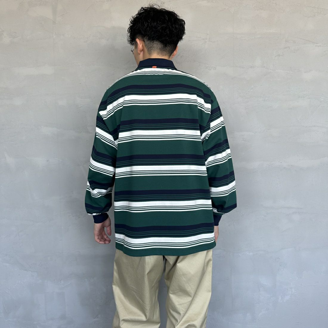 UNIVERSAL OVERALL [ユニバーサルオーバーオール] 別注 ロングスリーブ ボーダーポロシャツ [U2411284IN-JF] GRN BORDER &&モデル身長：168cm 着用サイズ：L&&