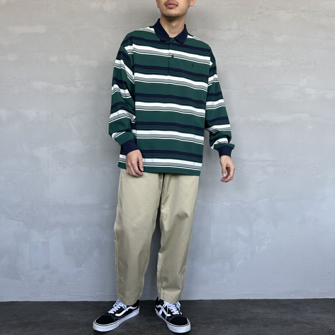 UNIVERSAL OVERALL [ユニバーサルオーバーオール] 別注 ロングスリーブ ボーダーポロシャツ [U2411284IN-JF] GRN BORDER &&モデル身長：168cm 着用サイズ：L&&