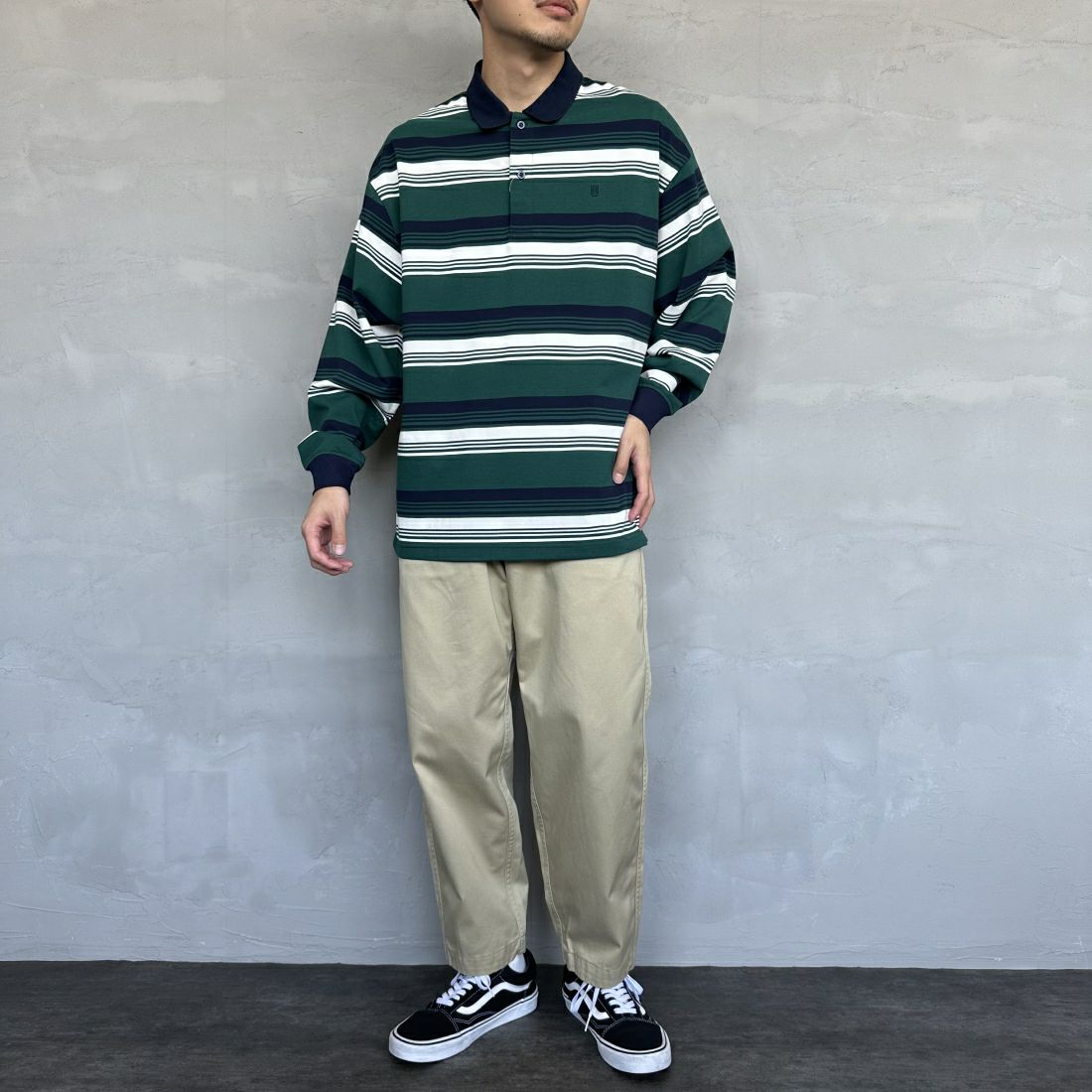 UNIVERSAL OVERALL [ユニバーサルオーバーオール] 別注 ロングスリーブ ボーダーポロシャツ [U2411284IN-JF] GRN BORDER &&モデル身長：168cm 着用サイズ：L&&