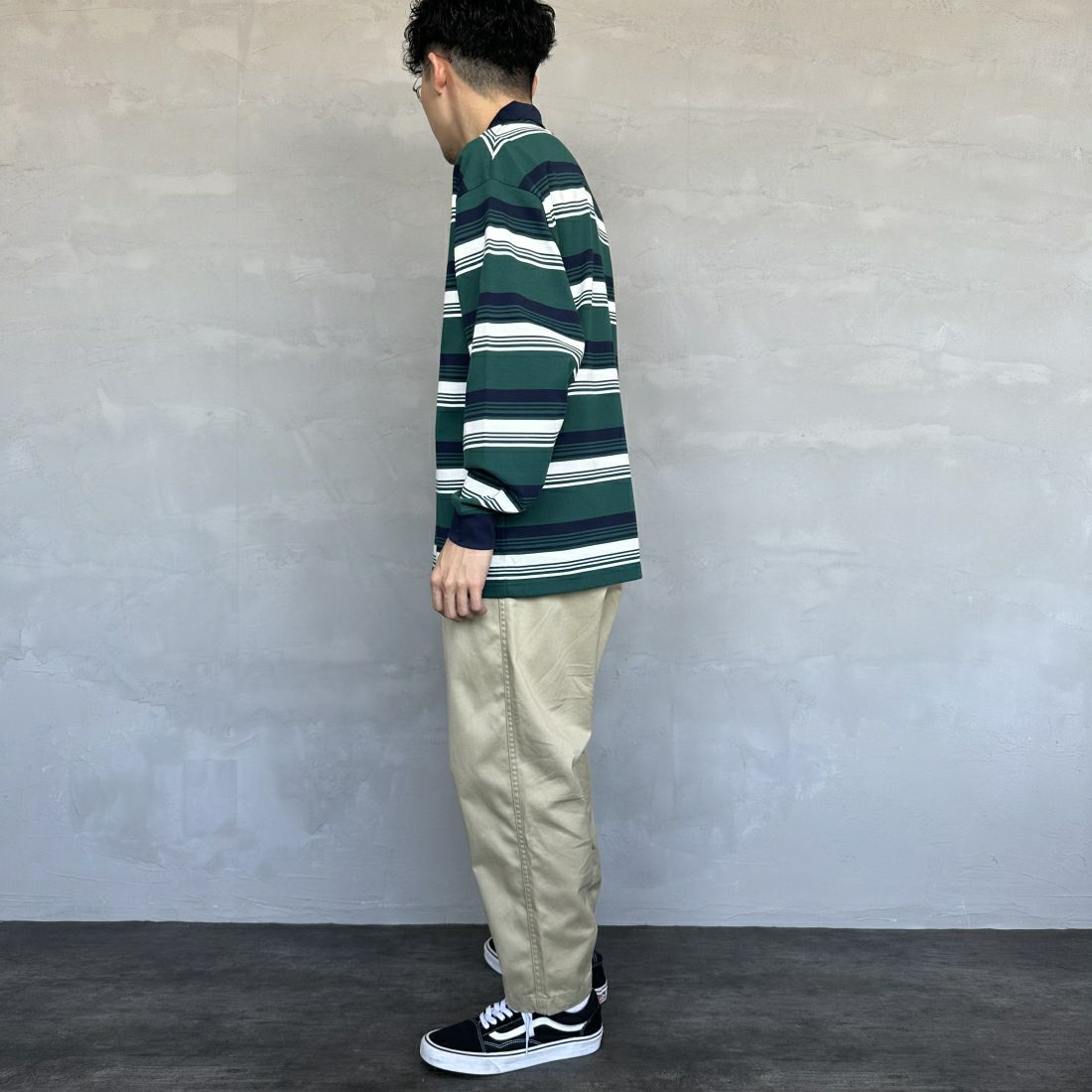 UNIVERSAL OVERALL [ユニバーサルオーバーオール] 別注 ロングスリーブ ボーダーポロシャツ [U2411284IN-JF] GRN BORDER &&モデル身長：168cm 着用サイズ：L&&