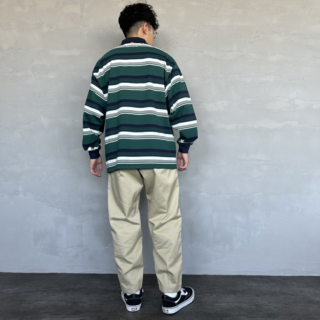 UNIVERSAL OVERALL [ユニバーサルオーバーオール] 別注 ロングスリーブ ボーダーポロシャツ [U2411284IN-JF] GRN BORDER &&モデル身長：168cm 着用サイズ：L&&