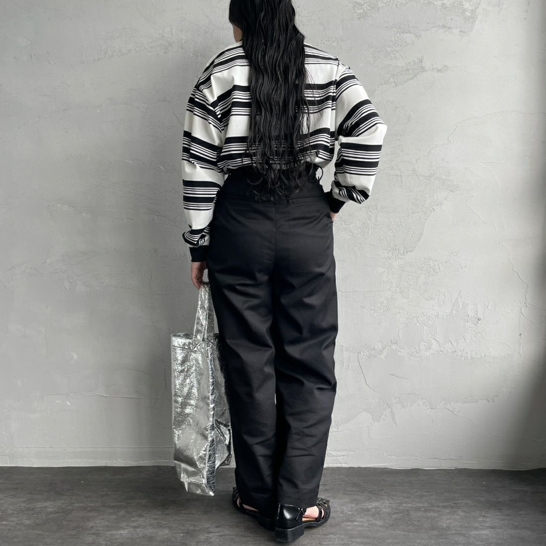 UNIVERSAL OVERALL [ユニバーサルオーバーオール] 別注 ロングスリーブ ボーダーポロシャツ [U2411284IN-JF] WHT BORDER &&モデル身長：156cm 着用サイズ：S&&