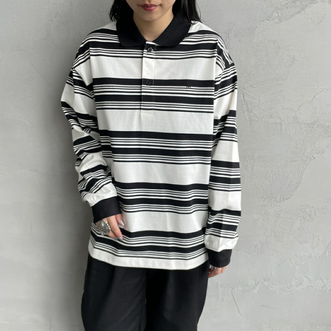 UNIUNIVERSAL OVERALL [ユニバーサルオーバーオール] 別注 ロングスリーブ ボーダーポロシャツ [U2411284IN-JF] WHT BORDER &&モデル身長：156cm 着用サイズ：S&&VERSAL OVERALL [ユニバーサルオーバーオール] 別注 ロングスリーブ ボーダーポロシャツ [U2411284IN-JF]