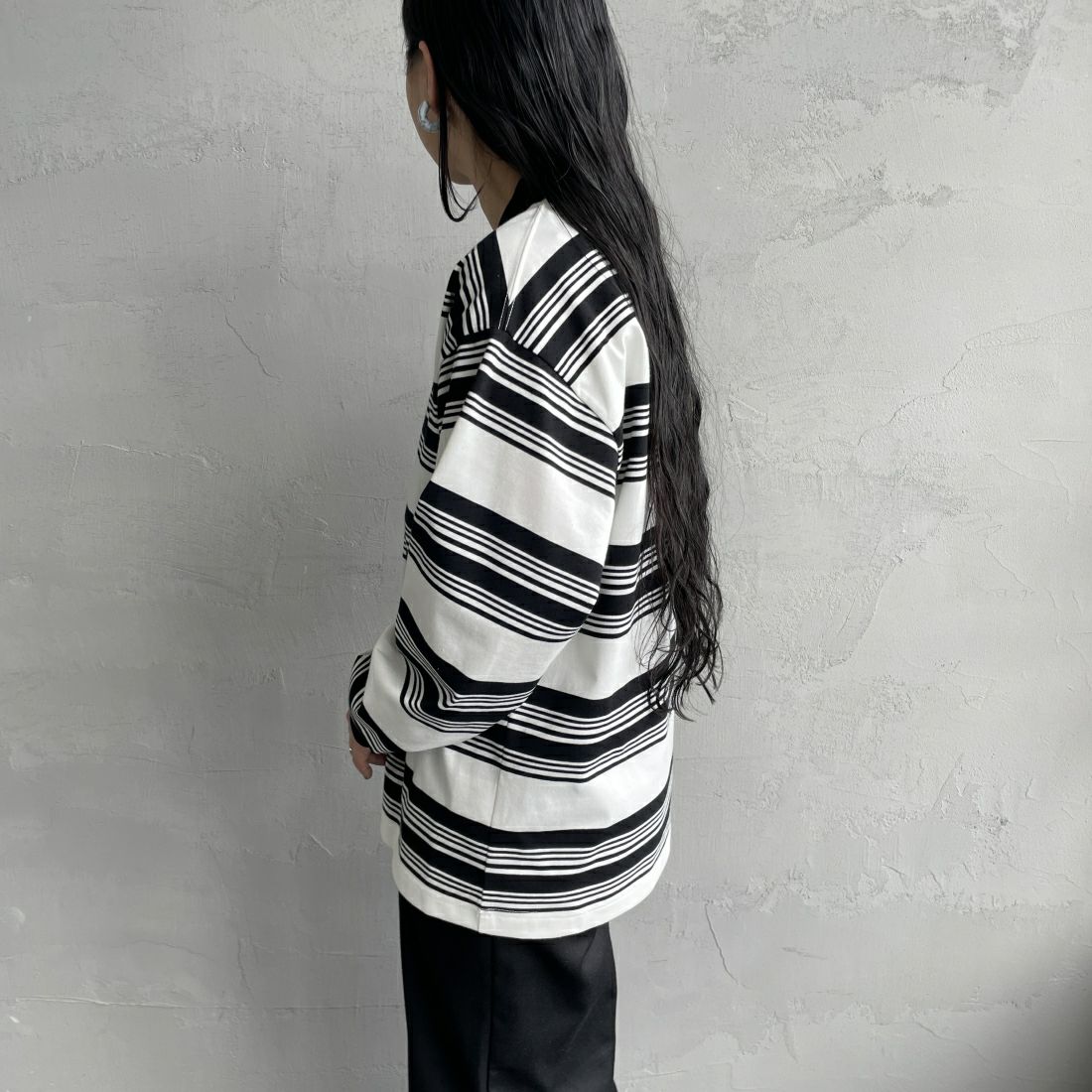 UNIVERSAL OVERALL [ユニバーサルオーバーオール] 別注 ロングスリーブ ボーダーポロシャツ [U2411284IN-JF] WHT BORDER &&モデル身長：156cm 着用サイズ：S&&
