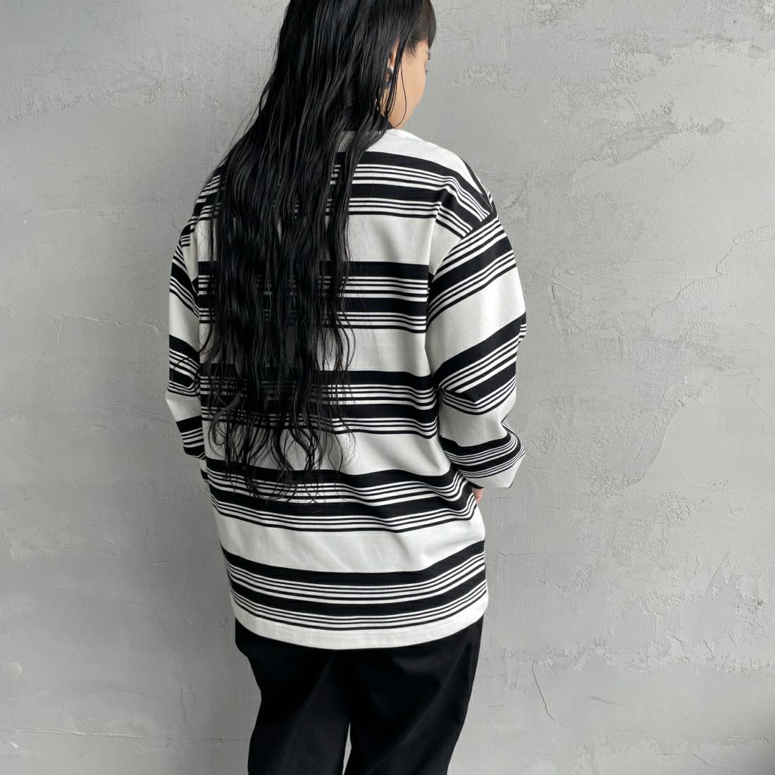 UNIVERSAL OVERALL [ユニバーサルオーバーオール] 別注 ロングスリーブ ボーダーポロシャツ [U2411284IN-JF] WHT BORDER &&モデル身長：156cm 着用サイズ：S&&