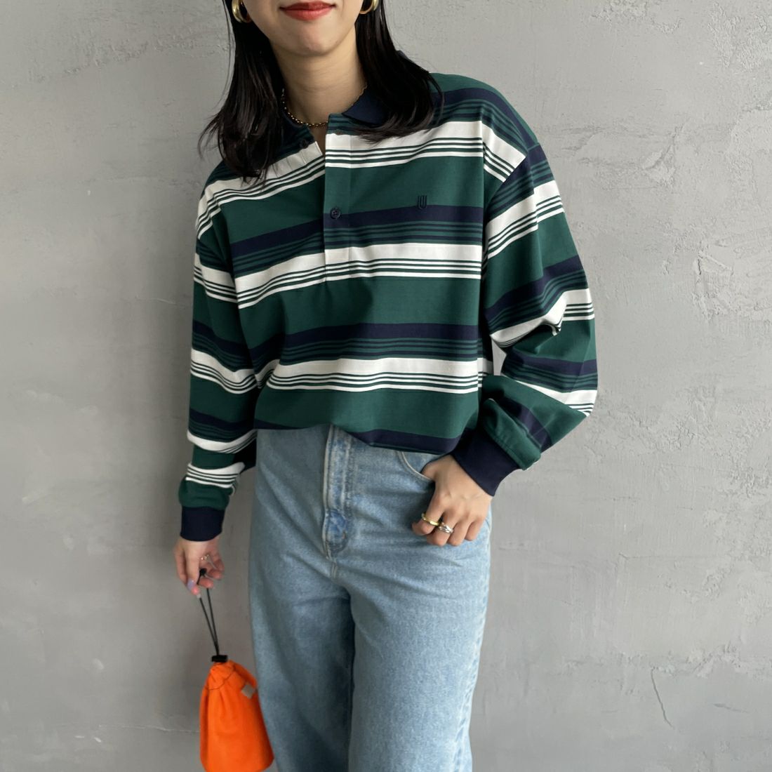 UNIVERSAL OVERALL [ユニバーサルオーバーオール] 別注 ロングスリーブ ボーダーポロシャツ [U2411284IN-JF] GRN BORDER &&モデル身長：163cm 着用サイズ：S&&
