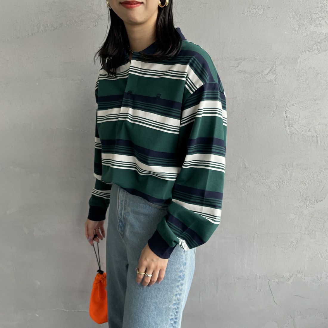 UNIVERSAL OVERALL [ユニバーサルオーバーオール] 別注 ロングスリーブ ボーダーポロシャツ [U2411284IN-JF] GRN BORDER &&モデル身長：163cm 着用サイズ：S&&
