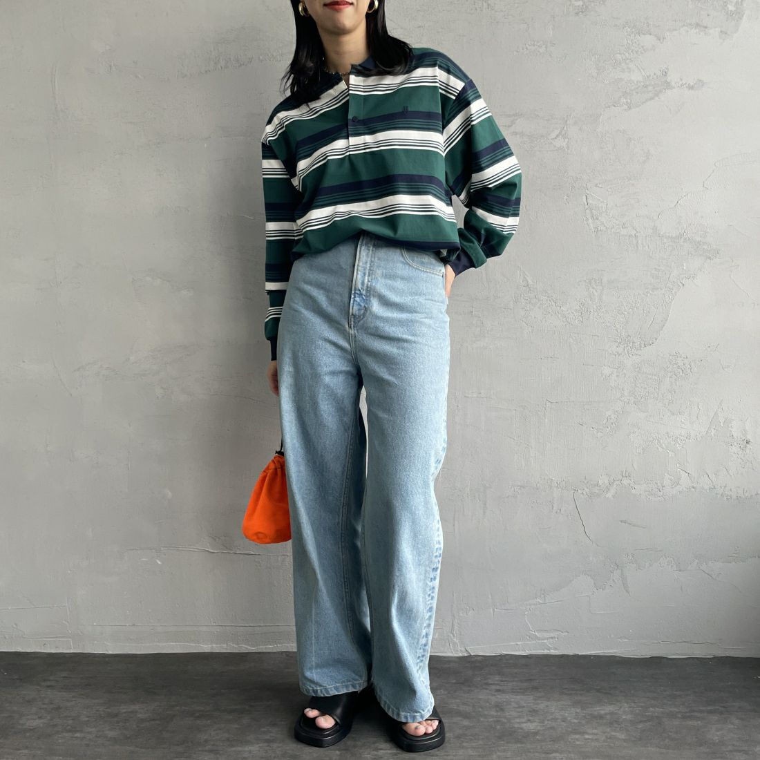 UNIVERSAL OVERALL [ユニバーサルオーバーオール] 別注 ロングスリーブ ボーダーポロシャツ [U2411284IN-JF] GRN BORDER &&モデル身長：163cm 着用サイズ：S&&