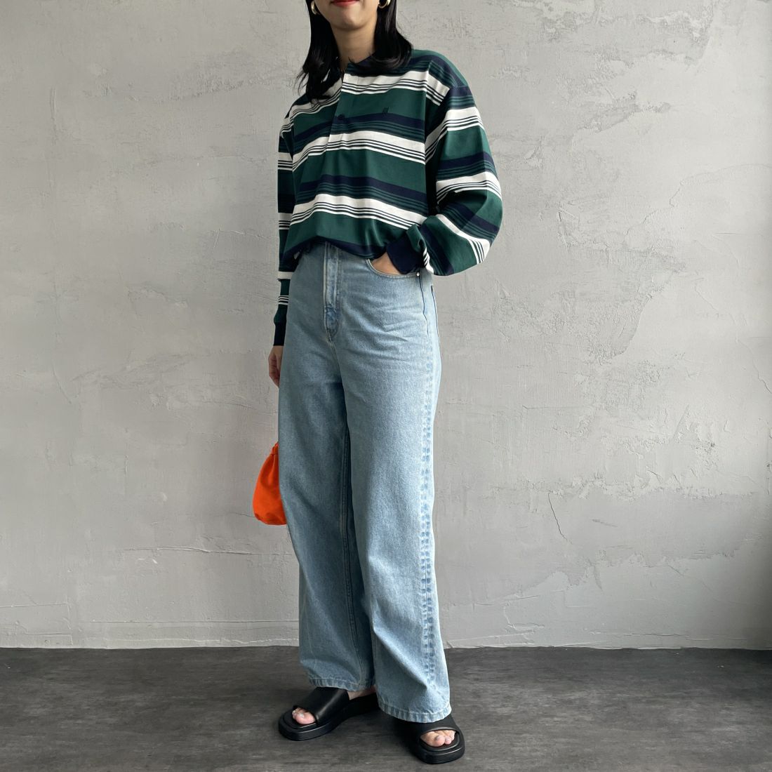 UNIVERSAL OVERALL [ユニバーサルオーバーオール] 別注 ロングスリーブ ボーダーポロシャツ [U2411284IN-JF] GRN BORDER &&モデル身長：163cm 着用サイズ：S&&