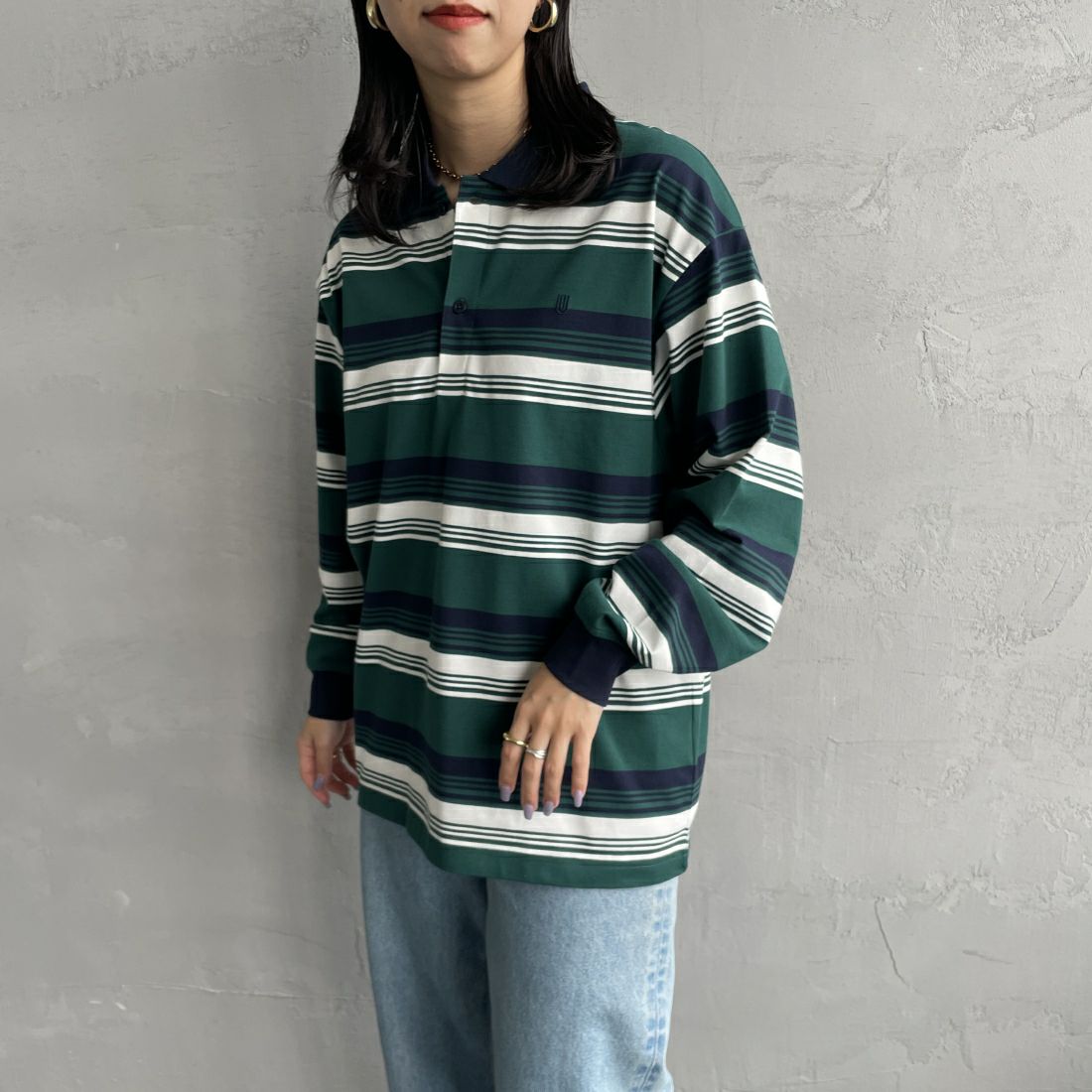 UNIVERSAL OVERALL [ユニバーサルオーバーオール] 別注 ロングスリーブ ボーダーポロシャツ [U2411284IN-JF] GRN BORDER &&モデル身長：163cm 着用サイズ：S&&