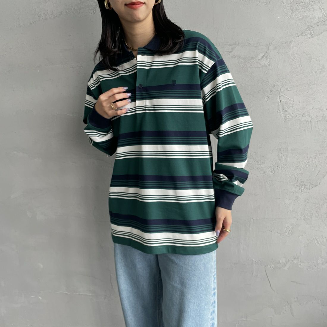 UNIVERSAL OVERALL [ユニバーサルオーバーオール] 別注 ロングスリーブ ボーダーポロシャツ [U2411284IN-JF] GRN BORDER &&モデル身長：163cm 着用サイズ：S&&